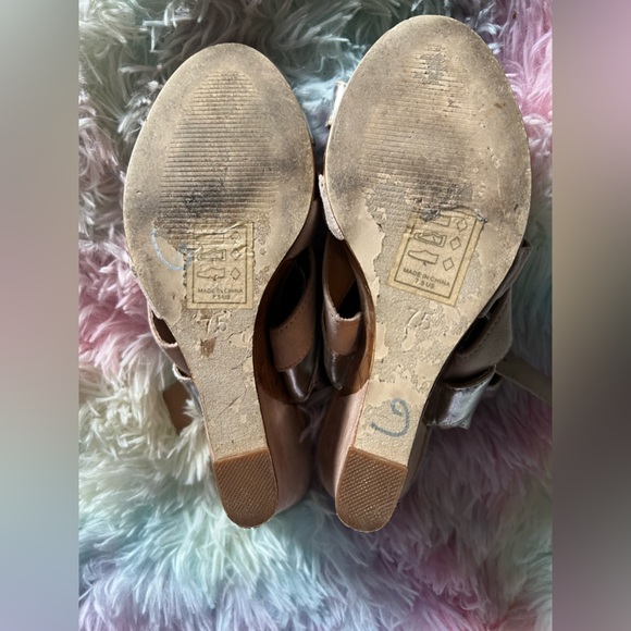 Shoe Dazzle Frank Wedges - Picture 2 of 7